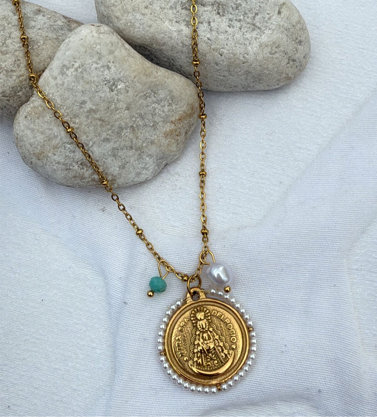 COLGANTE VIRGEN DEL ROCIO PERLAS