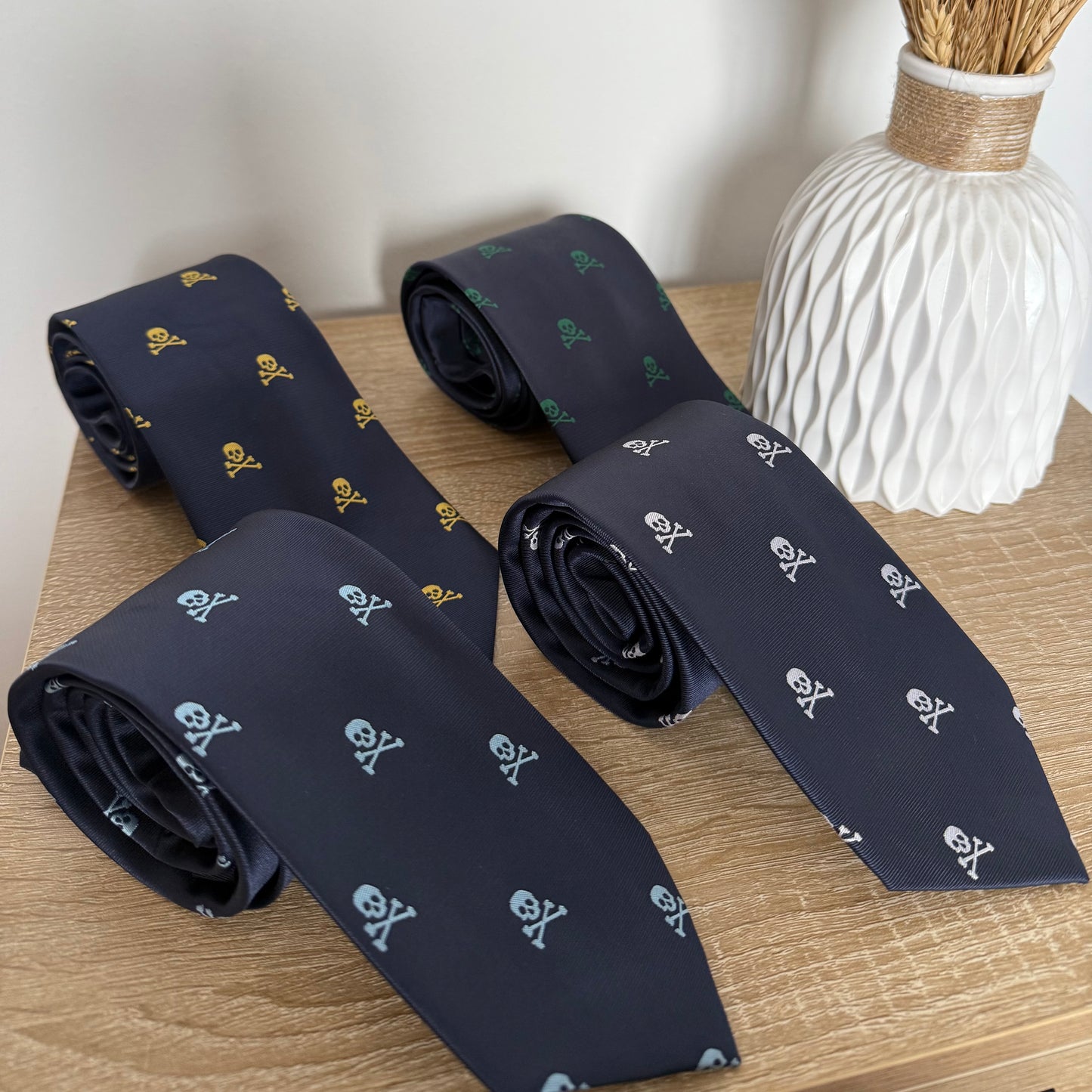 CORBATA CALAVERA