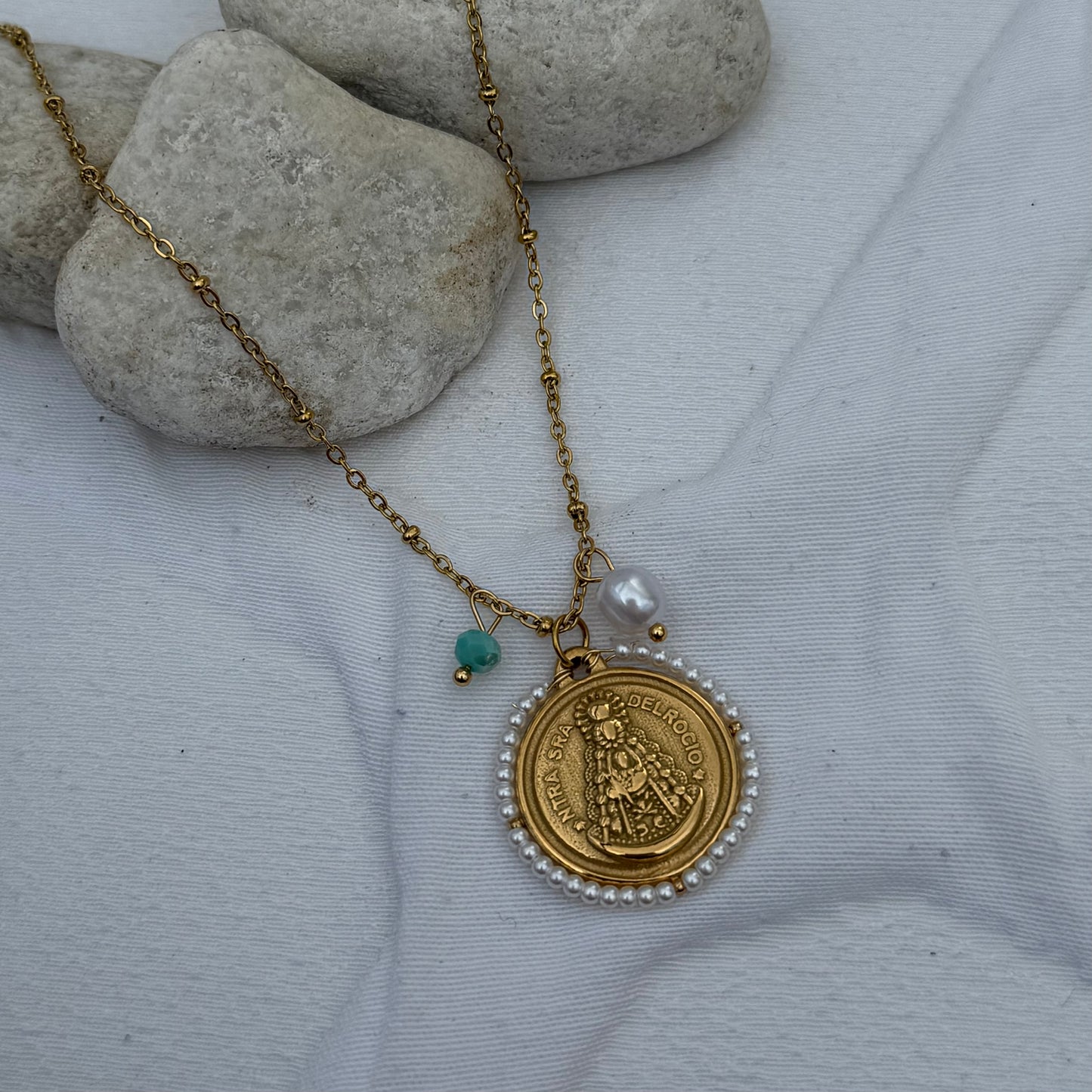 COLGANTE VIRGEN DEL ROCIO PERLAS