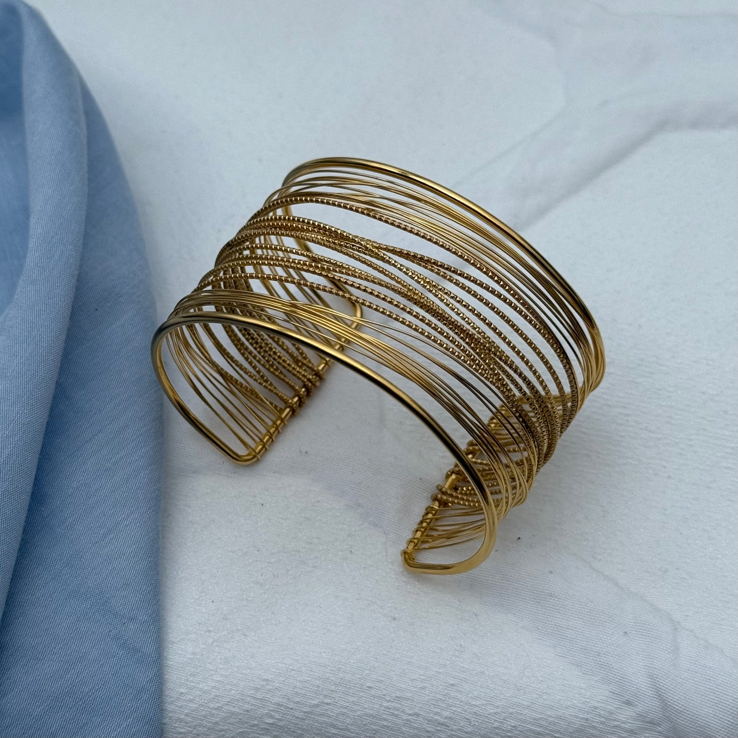 BRAZALETE LÍNEAS DORADO