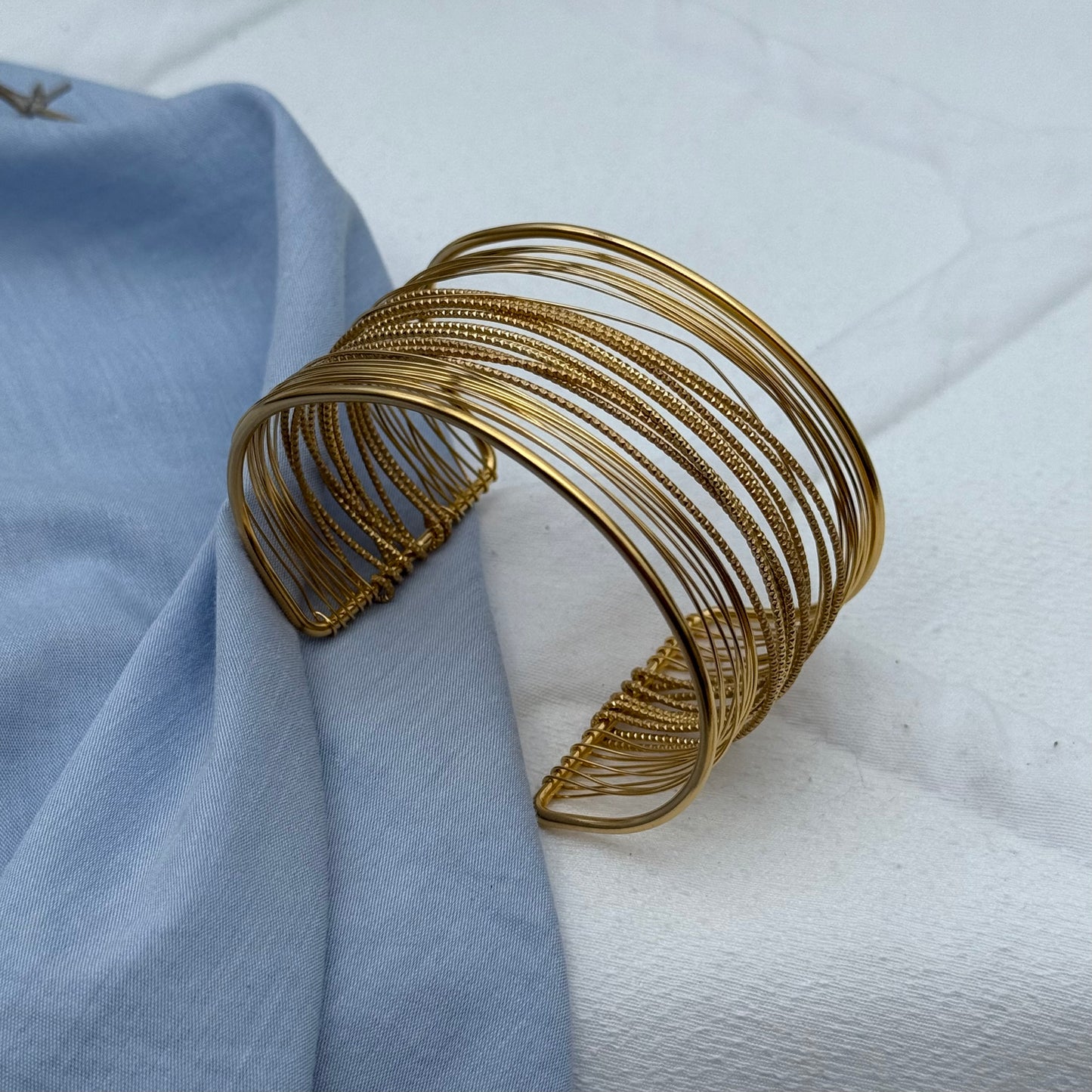 BRAZALETE LÍNEAS DORADO